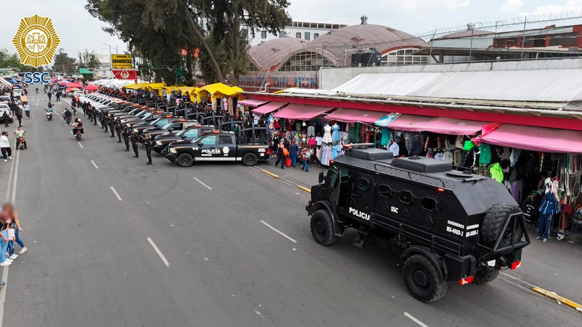 SSC_CDMX's tweet photo. #OperativoDeSeguridad | En la #ZonaCentro de la ciudad, con el objetivo de inhibir actos delictivos y reforzar la seguridad, policías sectoriales y metropolitanos realizan recorridos y llevan a cabo acciones de prevención en distintas colonias de la alcaldía @AlcCuauhtemocMx, en beneficio de vecinos, comerciantes y personas que transitan por la zona. 🚔👮🏻👮🏻‍♀️