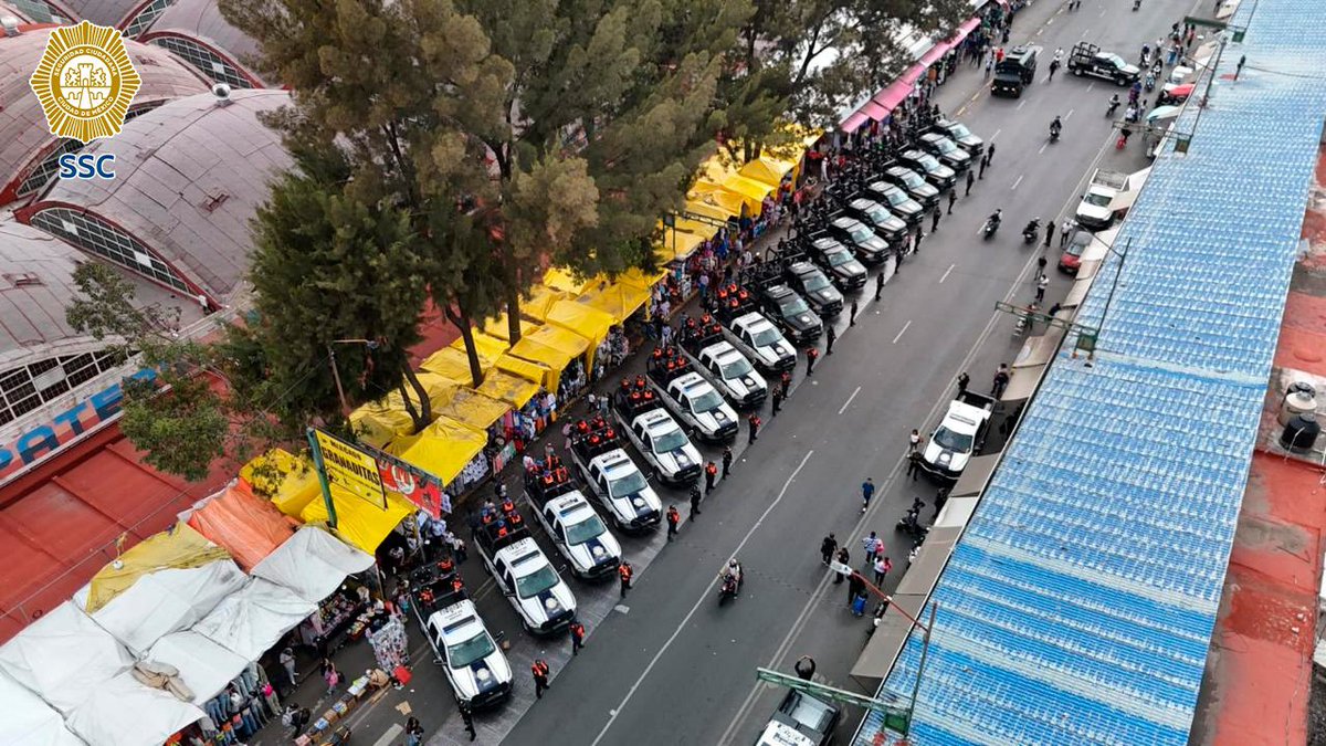 SSC_CDMX's tweet photo. #OperativoDeSeguridad | En la #ZonaCentro de la ciudad, con el objetivo de inhibir actos delictivos y reforzar la seguridad, policías sectoriales y metropolitanos realizan recorridos y llevan a cabo acciones de prevención en distintas colonias de la alcaldía @AlcCuauhtemocMx, en beneficio de vecinos, comerciantes y personas que transitan por la zona. 🚔👮🏻👮🏻‍♀️
