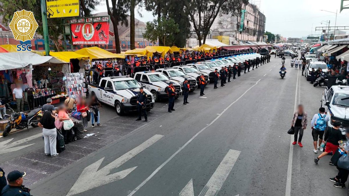 SSC_CDMX's tweet photo. #OperativoDeSeguridad | En la #ZonaCentro de la ciudad, con el objetivo de inhibir actos delictivos y reforzar la seguridad, policías sectoriales y metropolitanos realizan recorridos y llevan a cabo acciones de prevención en distintas colonias de la alcaldía @AlcCuauhtemocMx, en beneficio de vecinos, comerciantes y personas que transitan por la zona. 🚔👮🏻👮🏻‍♀️