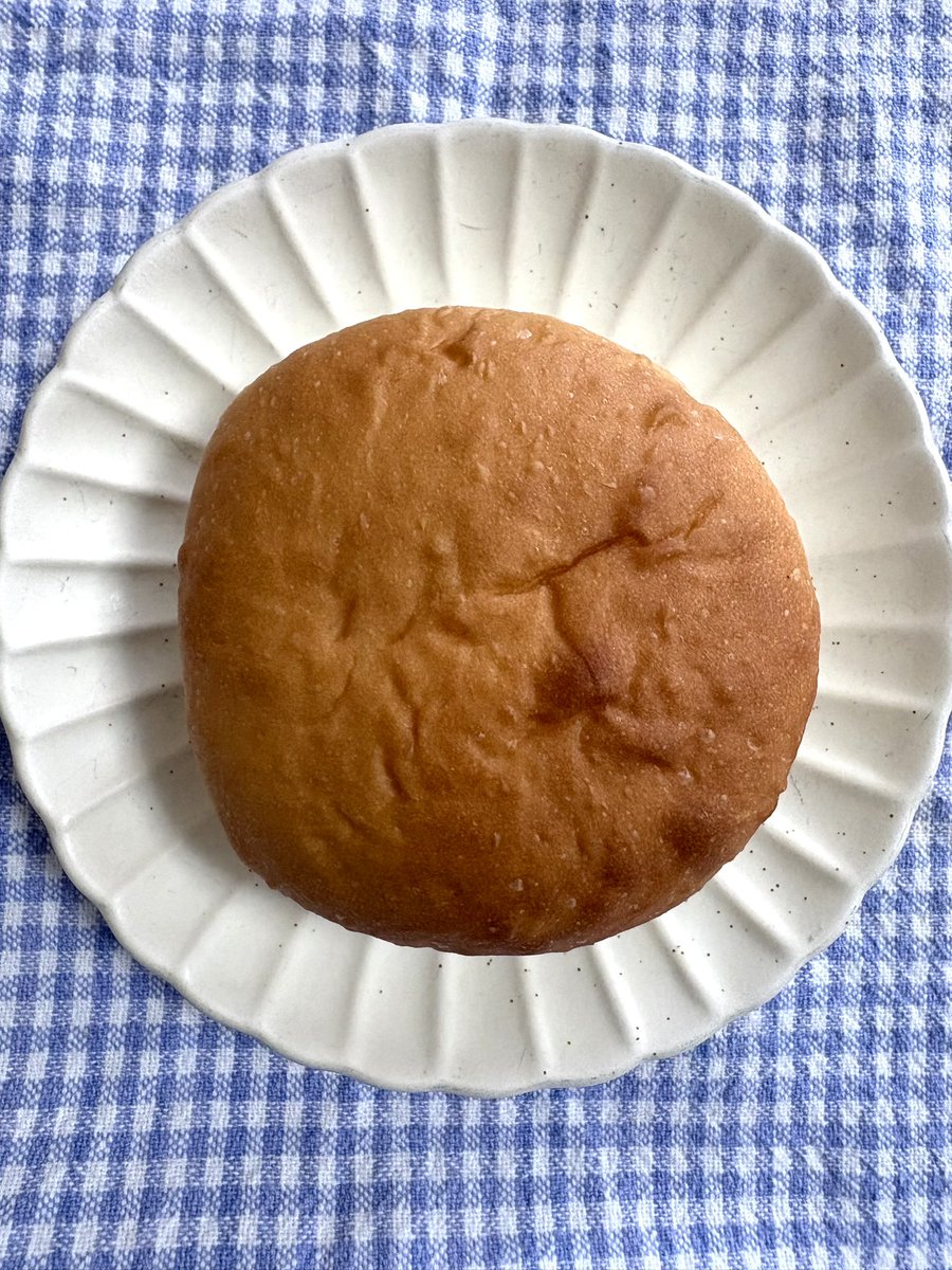 sweets_landmark's tweet image. 今日のパン😀

#ファミマ
#も～っちり食感クリームパン

超も～っちりシリーズより✨
ふんわり、もっちもちなパンに、
ミルクホイップ+カスタードがたっぷり😳
カスタードが入ることで、全体の濃厚さがアップしてるかんじ👌
中身たっぷりなので、デザート感覚でいけちゃいます🤭美味しかった💓

#パン