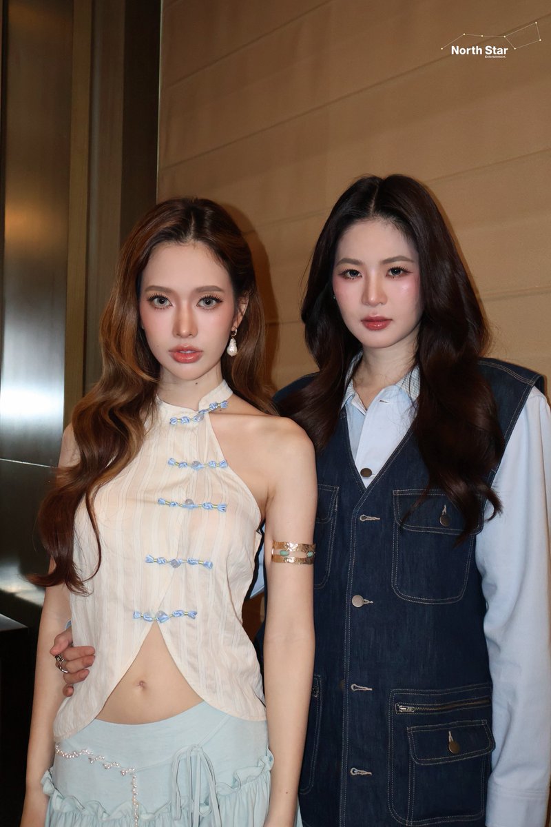 พี่น้องเทรนด์มาแล้ว ตื่นเต้นกันไหมคะ? วันนี้เราจะได้ดูแอปเปิ้ลมิ้มโชว์อะไรน้าา โชว์หวานหรือโชว์แซ่บ🤭 มารอชมลุคกึงๆ สวยๆ กัน ไหนใครมาเทรนด์ละบ้าง เมนชั่นกันหน่อยค้าบ 

APPLEMIM X NS FIRST LIGHT 2026
#NorthStarLineUp2026