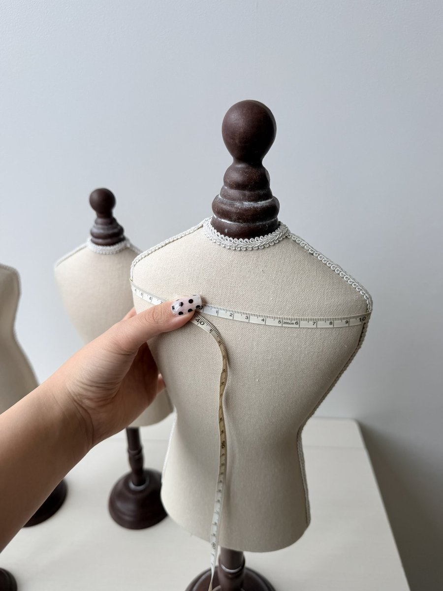 /
皆さまの力を貸してください！📣
\

今トルソーを企画中なのですが
サイズ感に悩んでおりまして…🤔

みなさんの「こんなサイズが理想！」
「このくらい高さがいいなぁ…」など
ぜひコメント欄にて聞かせてください👂🏻

肩幅はこれくらい、
バストはこれくらいなどを教えていただけると嬉しいです😭✨