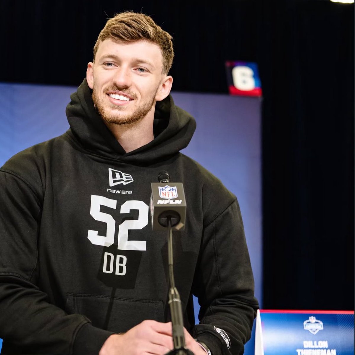PolymarketBlitz's tweet photo. The Chicago Bears last two first-round picks.

Hide your girl. https://t.co/x1FIHihexJ