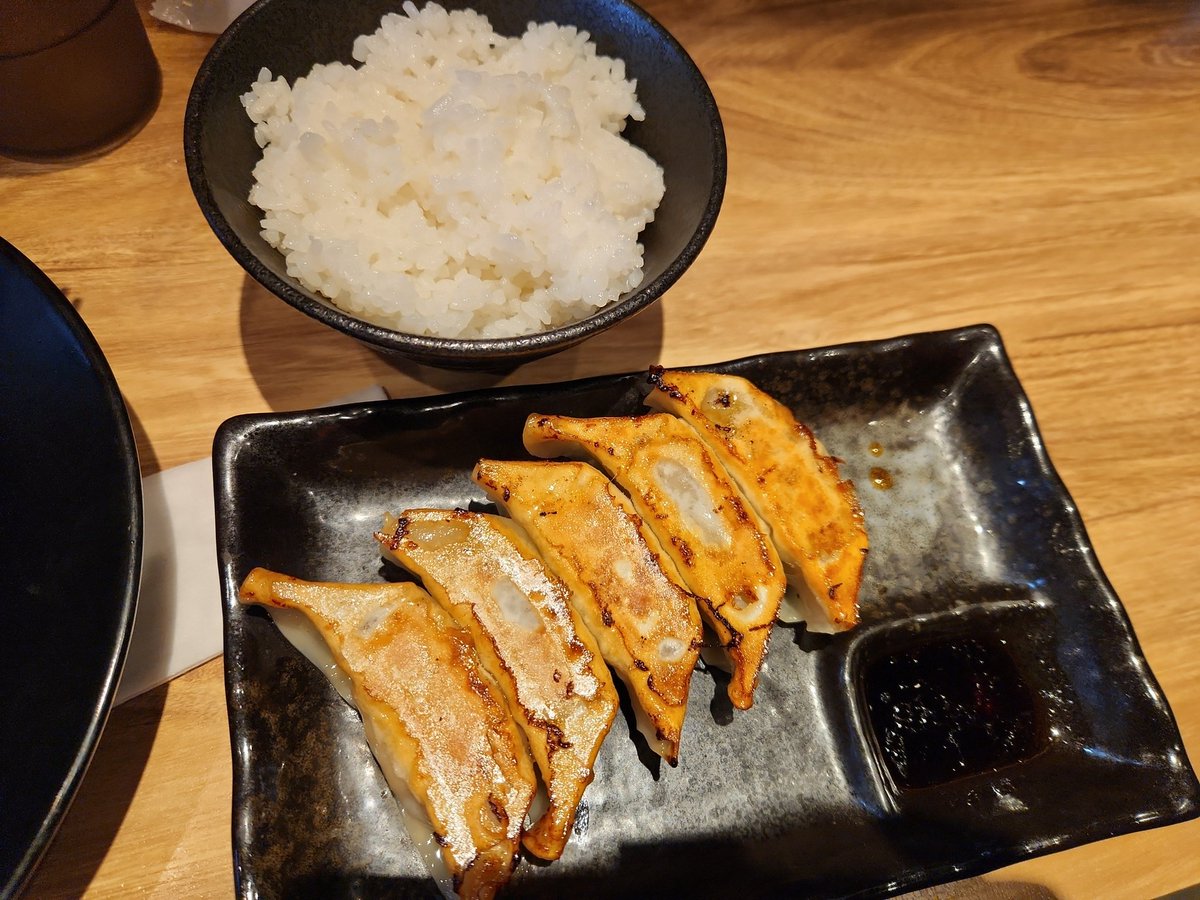sanotmn's tweet photo. RAMEN LABOウサギPLUS@堺東
吟醸醤油味スペシャル1300円＋ランチ餃子セット500円
魚介の香りが良い醤油スープにポキリとした食感の心地よい中太麺。餃子は野菜多めのタイプで甘くて美味い。レアチャーシューがやや熟成進んでいるのか苦手な風味があったので残してしまった。ごちそうさま！ https://t.co/iM7GLoaN10