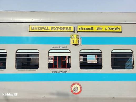 ParasharIYC's tweet photo. पहले ट्रैन क्र.12155 को शान-ए-भोपाल एक्सप्रेस कहते थे, फिर भोपाल एक्सप्रेस नाम हुआ, फिर रानी कमलापति एक्सप्रेस, पर अब इसका नाम बैलगाड़ी रख देना चाहिए। सबसे सुरक्षित और समय पर चलने वाली ट्रेन को कैंसर लगा दिया। कोई भी ट्रेन पीट रही है। 

ये क्या किया रील मंत्री @AshwiniVaishnaw ? https://t.co/PXKYr8BglT