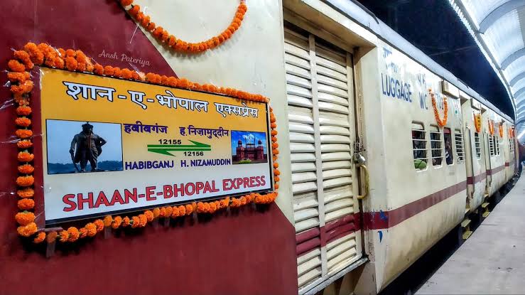 ParasharIYC's tweet photo. पहले ट्रैन क्र.12155 को शान-ए-भोपाल एक्सप्रेस कहते थे, फिर भोपाल एक्सप्रेस नाम हुआ, फिर रानी कमलापति एक्सप्रेस, पर अब इसका नाम बैलगाड़ी रख देना चाहिए। सबसे सुरक्षित और समय पर चलने वाली ट्रेन को कैंसर लगा दिया। कोई भी ट्रेन पीट रही है। 

ये क्या किया रील मंत्री @AshwiniVaishnaw ? https://t.co/PXKYr8BglT