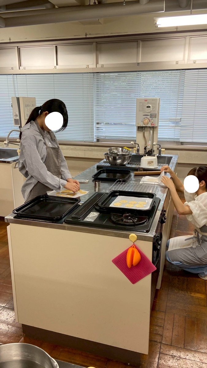 nwufood's tweet photo. 【本学科の学生が携わったスイーツが商品化！】
奈良の柑橘「大和橘」がふわっと香る、五味が重なり合うひとくち菓子「ならの和」が完成しました🍊
大和橘の収穫から関わり、何度も試作を重ねた自信作です。
4/29〜5/6のGW期間、ならBonbonさんにて販売。奈良の味覚をぜひお楽しみください✨ https://t.co/kzJooQgGBr