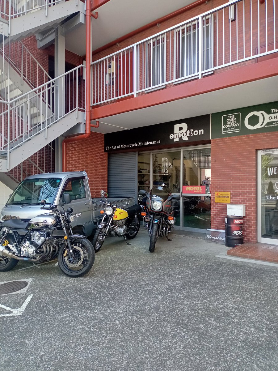 theoverheadcomp's tweet photo. オープンしてます。今週もどうぞよろしくお願い致します☕
来週半ばからもうGWなんですね。長い人は12連休だとか！うらやましいけどその後の社会復帰が大変そうだなー🥺本日も8時まで皆さまのお越しをお待ちしております☕

#cafe
#西東京
#espresso
#深煎り https://t.co/0ujsJdEaHA