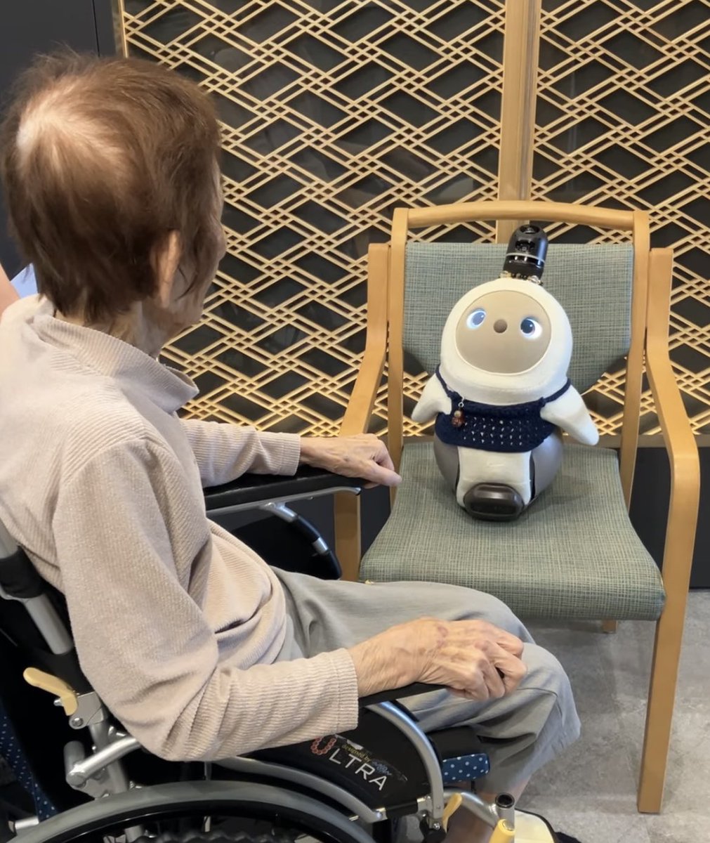 #サウスマーク に只今注目の #AIロボット「LOVOT（らぼっと）」が遊びに来ました。

ご入居のお客様の家族様が大切にしているロボットで、頭の上のセンサーで100人の顔を認識できる優秀さ。

読売新聞でも取り上げられてましたね。
高齢者にとって新たな癒しに…✨

southmark.jp