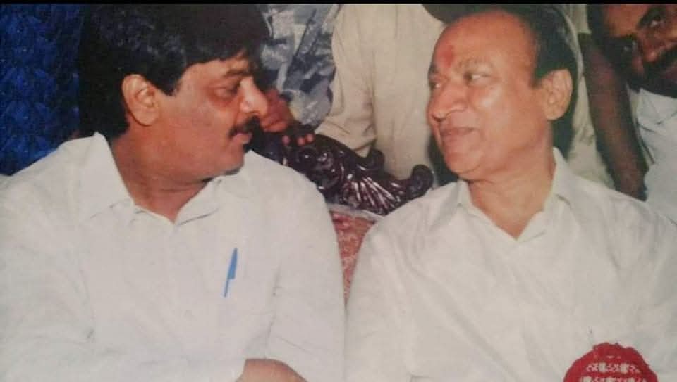 CMahadevappa's tweet photo. ಒಮ್ಮೆ ಸಭೆಯೊಂದರಲ್ಲಿ ಡಾ ರಾಜ್ ಕುಮಾರ್ ಅವರೊಂದಿಗೆ ಮಾತನಾಡುತ್ತಾ ಇದ್ದಾಗ, 

" ಈ ನಾಡಿನ ಜನಪ್ರಿಯ ಕಲಾವಿದರಾಗಿ ಸದಾ ಕನ್ನಡ ನೆಲ ಜಲ ಮತ್ತು ಭಾಷೆಯ ಪರವಾಗಿ ಹೋರಾಟ ನಡೆಸುವ ನೀವು, ರಾಜಕಾರಣಕ್ಕೆ ಬರಬಹುದಲ್ಲವೇ, ನಿಮ್ಮಂತವರು ಬಂದಷ್ಟೂ ಸಾರ್ವಜನಿಕ ಜೀವನದ ಮೌಲ್ಯ ಹೆಚ್ಚುತ್ತದೆ ಅಲ್ಲವೇ?" ಎಂದು ನನ್ನ ಅಭಿಪ್ರಾಯ ವ್ಯಕ್ತಪಡಿಸಿದ್ದೆ.

ಸದಾ ಆತ್ಮೀಯವಾಗೇ ಇರುತ್ತಿದ್ದ ರಾಜ್ ಅವರು ತುಸು ಧೃಡವಾದ ಮತ್ತು ಪ್ರೀತಿಯ ದನಿಯಲ್ಲಿ, " ನೀವು ಹೇಳಿದಂತೆ ಈಗಾಗಲೇ ಆಂಧ್ರದಲ್ಲಿ NTR ಮತ್ತು ತಮಿಳುನಾಡಲ್ಲಿ MGR ಮಾದರಿ ನನ್ನೆದುರಿಗೆ ಇದೆ.

ಅದನ್ನು ನೋಡುವಾಗ ಅಷ್ಟು ದಿನ ಜನರ ನಿಷ್ಕಲ್ಮಶ ಪ್ರೀತಿಗೆ ಪಾತ್ರನಾಗಿದ್ದ ಕಲಾವಿದ ರಾಜಕಾರಣದ ಕಾರಣಕ್ಕೆ ಇನ್ನೊಂದು ರಾಜಕೀಯ ಪಕ್ಷದ ಎದುರಾಳಿ ಆಗುತ್ತಾನೆ, ಕೆಲವೊಮ್ಮೆ ಅವರು ನಮ್ಮನ್ನು ವಿನಾಕಾರಣ ದ್ವೇಷಿಸಬೇಕಾಗದ ಸಂದರ್ಭ ಉಂಟಾಗುತ್ತದೆ.

ನಮ್ಮನ್ನು ಪ್ರೀತಿಸುವ ಅಭಿಮಾನಿಗಳು ಕಾರಣವಿಲ್ಲದೇ ದ್ವೇಷ ಮಾಡುವುದಕ್ಕೆ ಇಲ್ಲವೇ ಅಸಹನೆ ತೋರುವುದಕ್ಕೆ ಕಾರಣವಾಗುತ್ತದೆ ಎಂದಾದರೆ ಆ ಸ್ಥಳ ನನಗೆ ಬೇಡ. ಪ್ರೀತಿಸುವ ಜನರಲ್ಲಿ ದ್ವೇಷ ತರುವುದು ಕಲೆಯ ಉದ್ದೇಶ ಅಲ್ಲ.

ಮುಖ್ಯವಾಗಿ,

ಕಲಾವಿದನಿಗೆ ರಾಜಕೀಯ ಪ್ರಜ್ಞೆ ಇರಬೇಕು ನಿಜ,   ಆದರೆ ಕಲಾವಿದನು ಯಾವುದೋ ಒಂದು ರಾಜಕೀಯ ಪಕ್ಷಗಳ ಪರವಾಗಿ ನಿಂತ ಕ್ಷಣ ಅವನ ಮೌಲ್ಯ ಕುಸಿಯುತ್ತದೆ. ಕಲಾವಿದನು ಸಮಾಜಕ್ಕೆ ನೀಡುವ ಒಳ್ಳೆಯ ಸಂದೇಶ ಅದಲ್ಲ ಎಂಬುದು ನನ್ನ ಭಾವನೆ ಆಗಿದ್ದು ನಾನು ಸದಾ ಕಲಾವಿದನಾಗಿಯೇ ಉಳಿಯುತ್ತೇನೆ.

ನಮ್ಮ ಕಾಡ್ನೋರಾಗಿ ಇದೆಲ್ಲಾ ನಿಮ್ಗೆ ಚೆನ್ನಾಗಿ ಗೊತ್ತಿರತ್ತೆ ಅಲ್ವಾ ಎಂದು ಸುಮ್ಮನೆ ನಕ್ಕರು.

ಇಂತಹ ರಾಜ್ ಕುಮಾರ್ ಮುಂದೆ, ನೆಲ ಜಲ ಭಾಷೆಯ ಅಸ್ಮಿತೆಯ ಗುರುತಾಗಿದ್ದ ಗೋಕಾಕ್ ಚಳುವಳಿಯ ನೇತೃತ್ವವನ್ನೂ ವಹಿಸಿದ್ದರು. ಬಹುಶಃ ಈ ಕಾಲದಲ್ಲಿ ಈ ರೀತಿಯ ರಾಜಕೀಯೇತರವಾದ ಪ್ರಜ್ಞೆ ಕಡಿಮೆ ಎನಿಸುತ್ತಿದೆ

ಇನ್ನು ತನ್ಮ ಮಹಾನ್ ಪ್ರತಿಭೆ, ವಿನಯತೆ ಮತ್ತು ಸರಳತೆಯಿಂದ ಕಲಾವಿದನ ಜವಾಬ್ದಾರಿಯನ್ನು ಎಂದೂ ಮರೆಯದ ಡಾ ರಾಜ್ ಕುಮಾರ್ ಅವರು, ಇಂದಿನ ಎಷ್ಟೋ ಮಂದಿ ನಟರಿಗೆ ದಾರಿದೀಪ ಆಗಬಲ್ಲರು.

ಅವರ ಜನ್ಮದಿನದಂದು ಈ ಘಟನೆ ಯಾಕೋ ನೆನಪಾಯ್ತು

#ಡಾ_ರಾಜ್