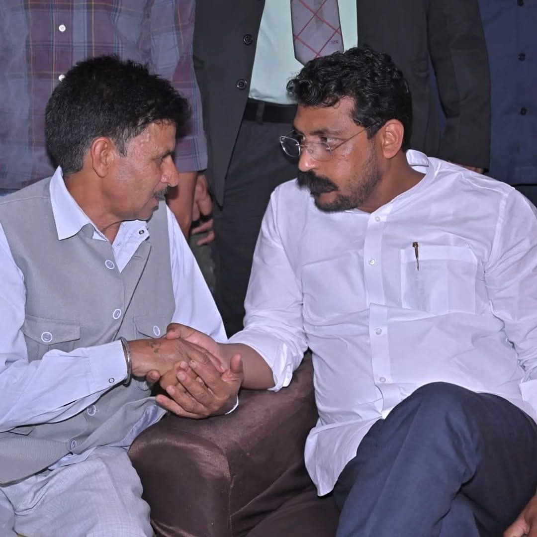 RajanKrGautam's tweet photo. "हाथों में हाथ, और आँखों में न्याय की आस...
यही है एक सच्चे जननायक की असली पहचान।"
यह तस्वीर दिखाती है कि नेतृत्व केवल मंच से भाषण देना नहीं है, 
बल्कि ज़मीन पर बैठकर अपनों के दर्द को सुनना और उनकी आँखों में झाँककर उन्हें यह विश्वास दिलाना है
 कि 'मैं तुम्हारे साथ हूँ।' https://t.co/yDHzpGA2zO