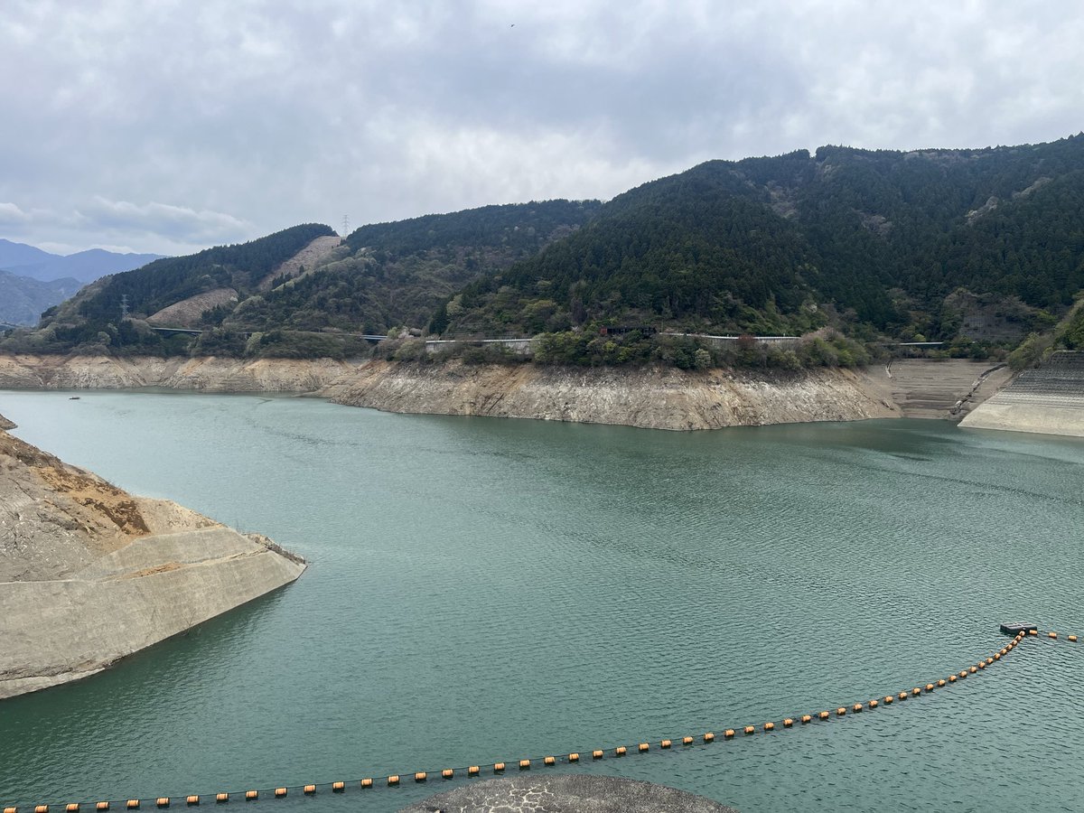 jinro's tweet photo. 最近話題の宮ヶ瀬ダム（4/9時点）

昨日の雨でも貯水量1%しか増えてないし。この広さの1%って膨大なんだけども https://t.co/wsGXSIOvbd
