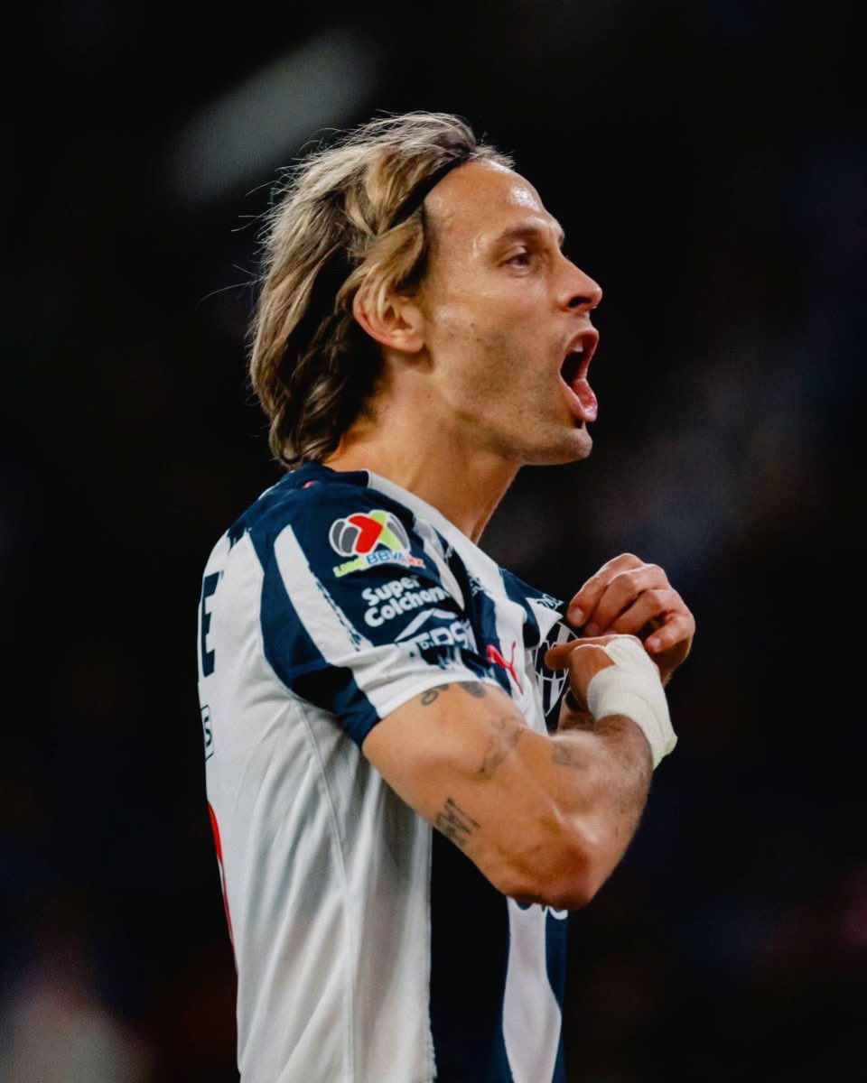 dlptlv's tweet photo. 🚨 Según @CLMerlo, NO HAY NINGUNA DECISIÓN TOMADA sobre la salida de Sergio Canales de Rayados. Después de acabar el torneo, el español tendrá una reunión, ya sea con Dennis te Kloese o con altos mandos de la institución y ahí se tomará la decisión. ¿Se queda o se va? 💣 https://t.co/Y1p0JZdL1Q