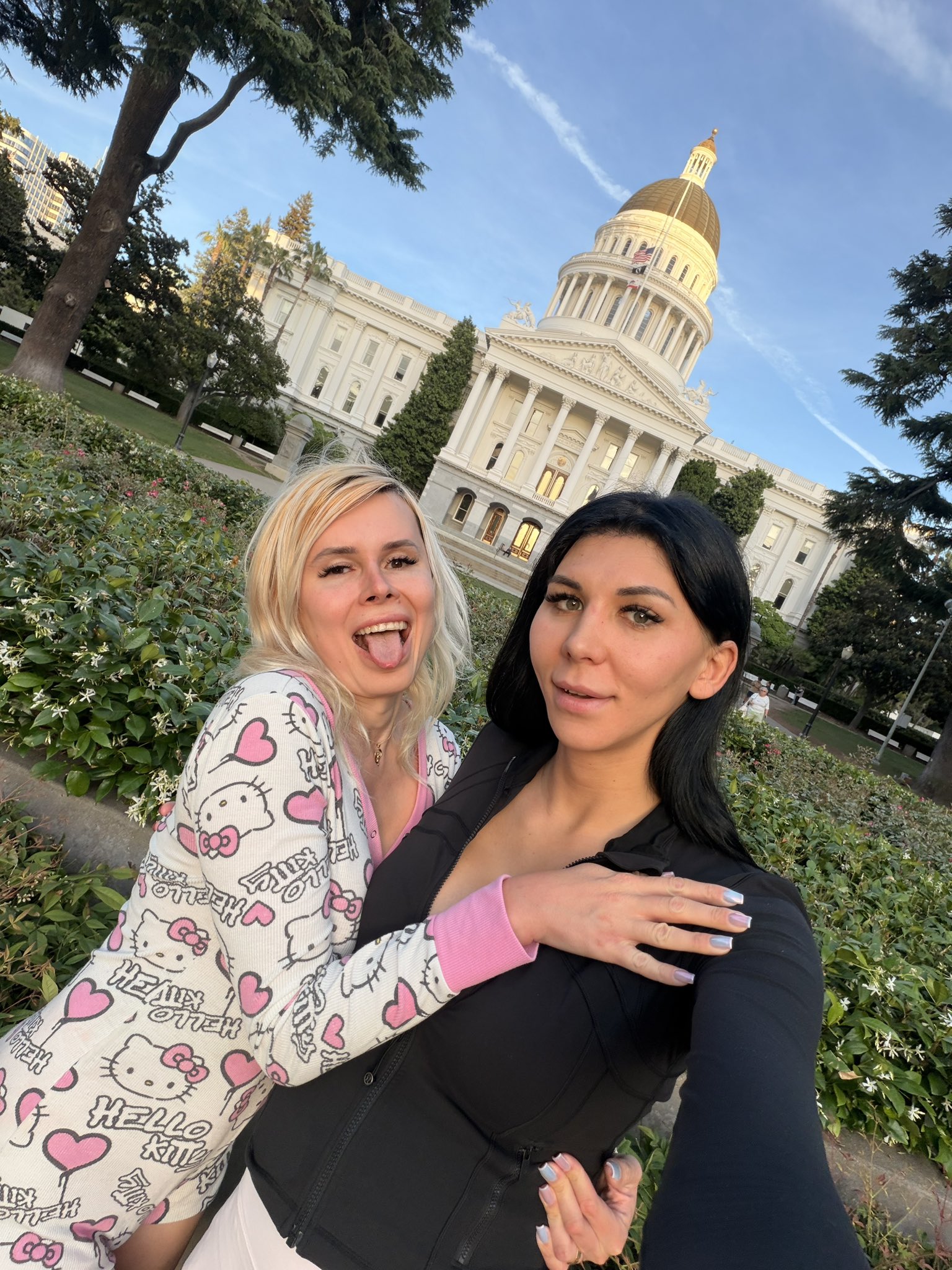 2 pic. California state capitol. Sacramento 💁🏼‍♀️🙈🩷🩵 https://t.co/VpeLUC1VGY