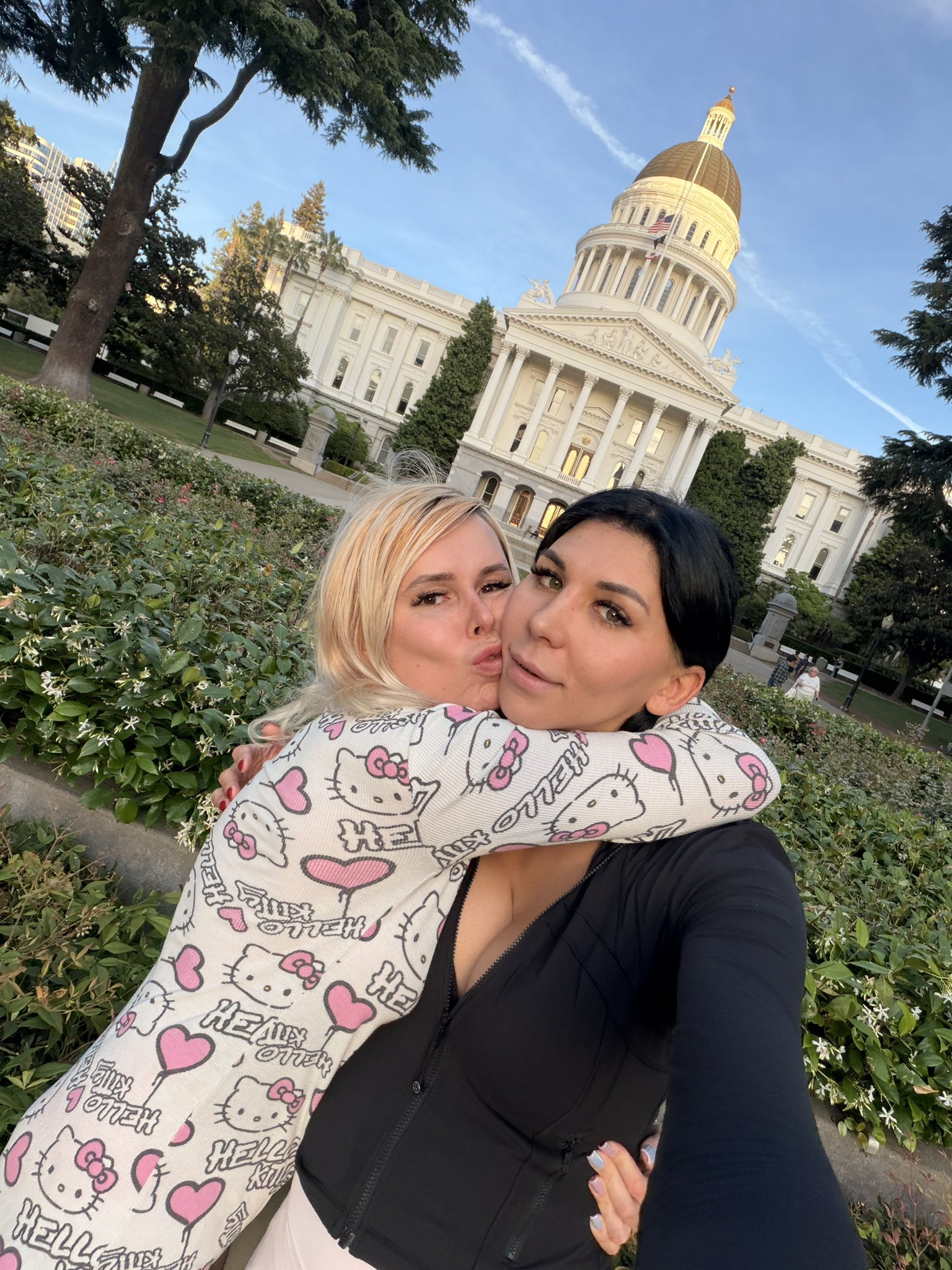 1 pic. California state capitol. Sacramento 💁🏼‍♀️🙈🩷🩵 https://t.co/VpeLUC1VGY