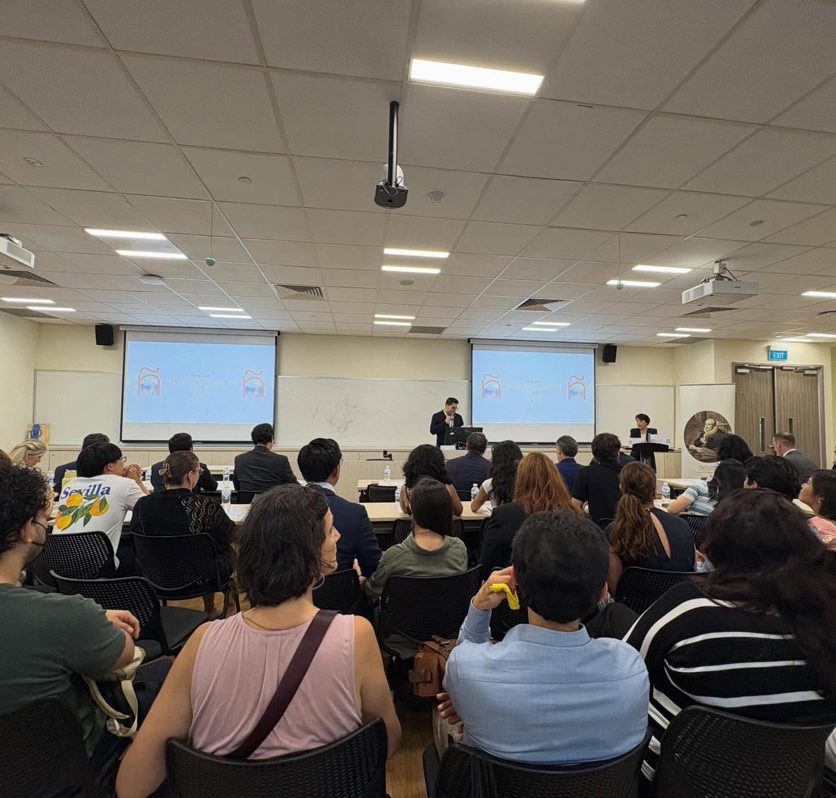 embpanamasgp's tweet photo. La Embajada de Panamá en Singapur participó, junto a otras embajadas latinoamericanas, en la celebración del Día del Idioma Español en la NUS.
Durante el evento, la estudiante Mizuki Fukushima recitó la poesía “Patria” del autor panameño Ricardo Miró. https://t.co/7gycpyz7LJ