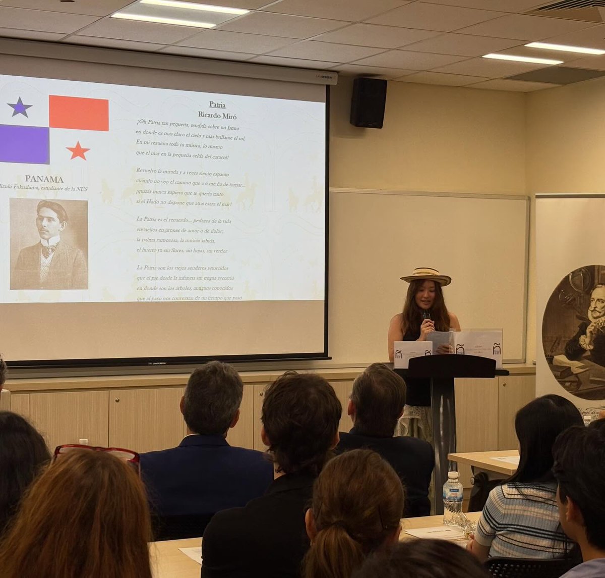 embpanamasgp's tweet photo. La Embajada de Panamá en Singapur participó, junto a otras embajadas latinoamericanas, en la celebración del Día del Idioma Español en la NUS.
Durante el evento, la estudiante Mizuki Fukushima recitó la poesía “Patria” del autor panameño Ricardo Miró. https://t.co/7gycpyz7LJ