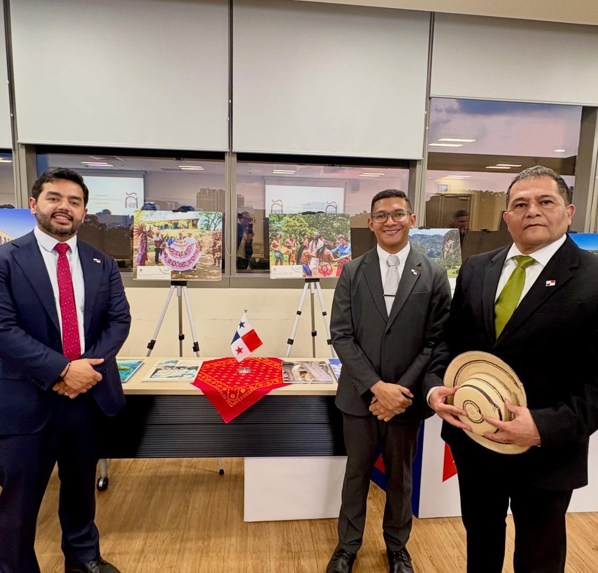 embpanamasgp's tweet photo. La Embajada de Panamá en Singapur participó, junto a otras embajadas latinoamericanas, en la celebración del Día del Idioma Español en la NUS.
Durante el evento, la estudiante Mizuki Fukushima recitó la poesía “Patria” del autor panameño Ricardo Miró. https://t.co/7gycpyz7LJ
