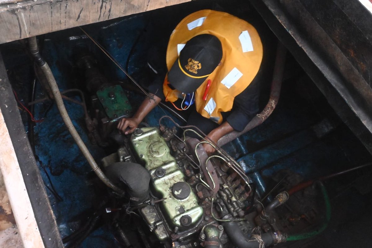 Def_PRO_Chennai's tweet image. #AlwaysOnGuard

@IndianCoastGuard Ship VAIBHAV, on routine patrol, responded to a distress call from IFB T Amal Raj off Tuticorin. The fishing vessel with 7 crew had been adrift for last 48 hrs due to engine failure. 

1/2

#IndianCoastGuard #MaritimeSafety
#SwiftResponse
