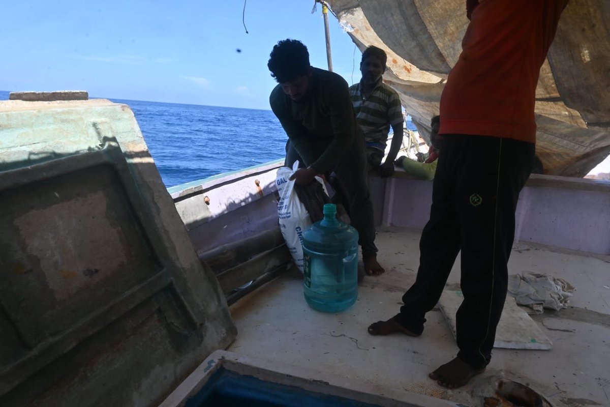Def_PRO_Chennai's tweet image. #AlwaysOnGuard

@IndianCoastGuard Ship VAIBHAV, on routine patrol, responded to a distress call from IFB T Amal Raj off Tuticorin. The fishing vessel with 7 crew had been adrift for last 48 hrs due to engine failure. 

1/2

#IndianCoastGuard #MaritimeSafety
#SwiftResponse