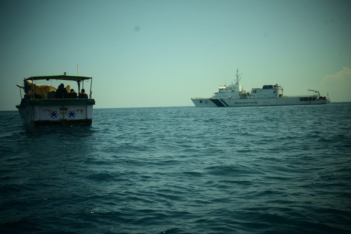 Def_PRO_Chennai's tweet image. #AlwaysOnGuard

@IndianCoastGuard Ship VAIBHAV, on routine patrol, responded to a distress call from IFB T Amal Raj off Tuticorin. The fishing vessel with 7 crew had been adrift for last 48 hrs due to engine failure. 

1/2

#IndianCoastGuard #MaritimeSafety
#SwiftResponse