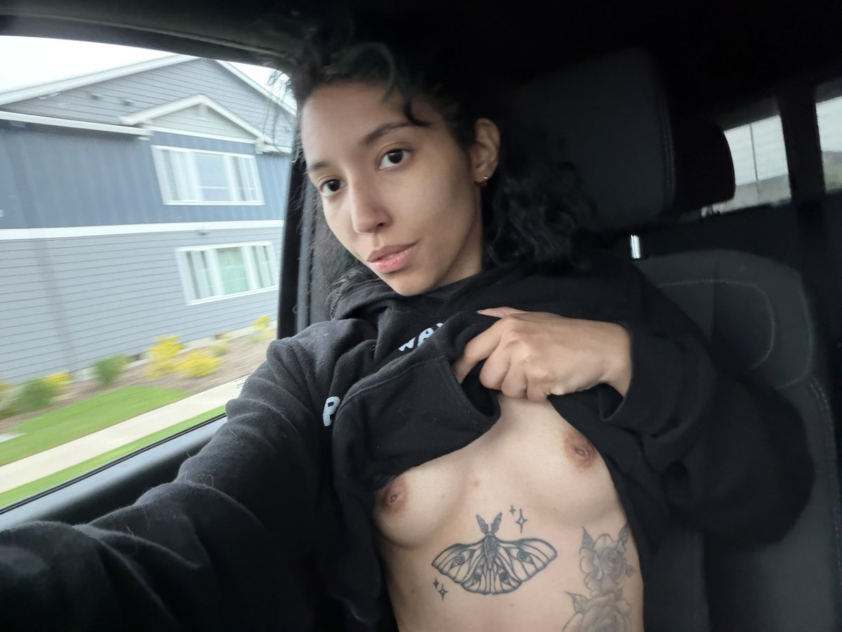 L1l1thVexx's tweet photo. Love flashing other drivers 🥹💗 https://t.co/ZJAtO0345i
