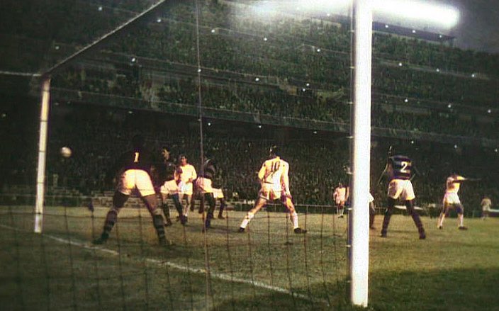 18 de Maio de 1953, o Sport Club do Recife enfrentava o Real Madrid no Santiago Bernabeu lotado.

A partida marcou o primeiro jogo noturno do estádio do segundo maior clube do mundo, após o Leão da Ilha.