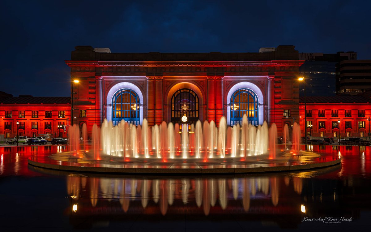 UnionStationKC's tweet photo. Tonight and Friday, Union Station is lighting up in support of @kc_mavericks as they head into the 2026 Kelly Cup Playoffs. Let’s go, Mavs!

Photos by Kent Auf Der Heide

#MavsNation  #UnfinishedBusiness https://t.co/smUOK1HPrf