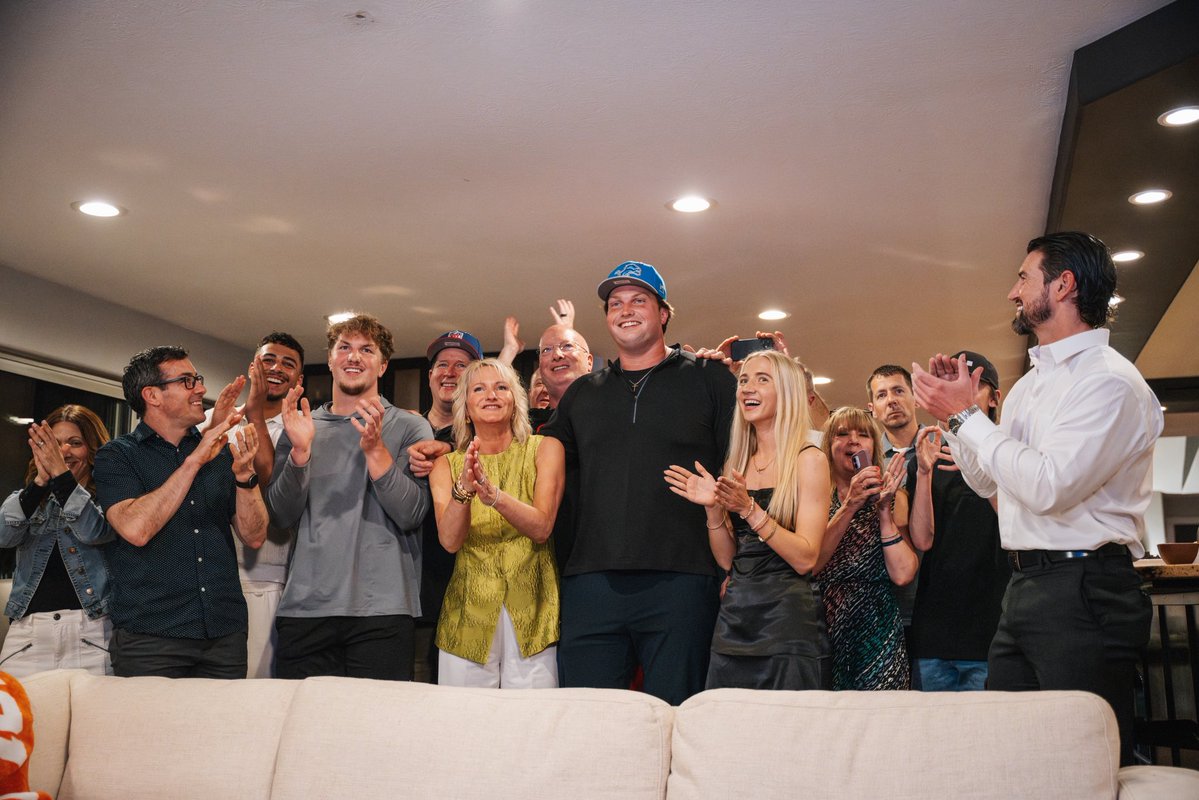 ClemsonFB's tweet image. What a deserving moment this is for @BlakeMillerOT 😤

#ALLIN | #NFLDraft