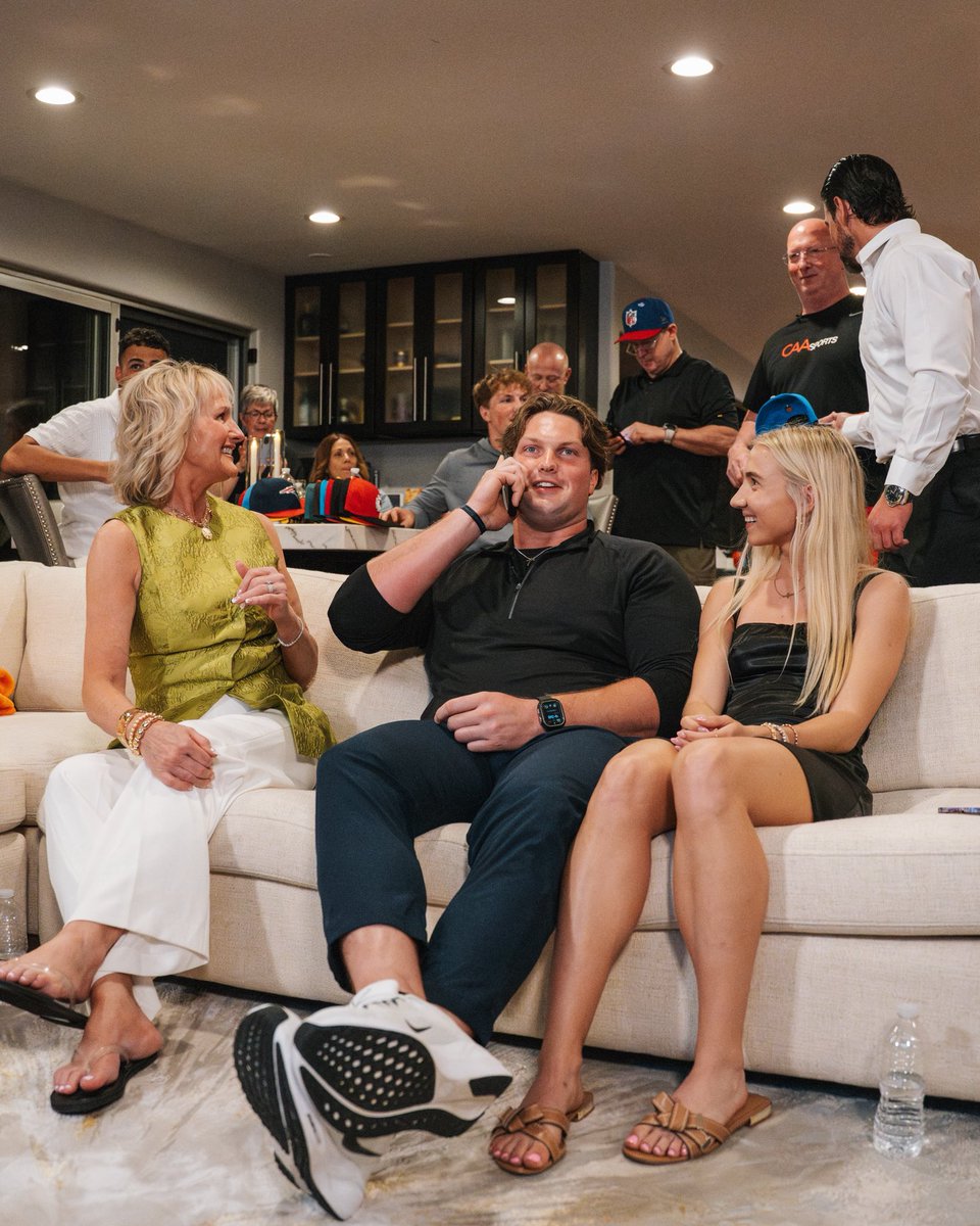 ClemsonFB's tweet image. What a deserving moment this is for @BlakeMillerOT 😤

#ALLIN | #NFLDraft