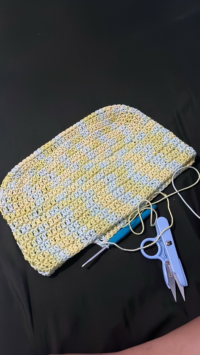 potat0beef's tweet photo. crocheting shoulder bag for my mum she likes wearing my stuff :”D https://t.co/GbfNyI49K5