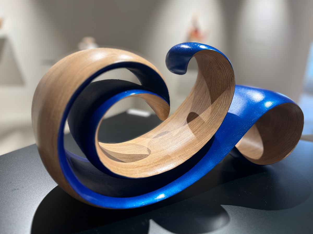 Tgomotesando39's tweet photo. 【 OHAD ELBAZ 個展 “ELEMENTS” 】

本日もギャラリーオープンいたしました☀️

有機的なラインや、鮮やかなブルーで
うねる波を表現した本作品を見ていると
吸い込まれそうになってしまいます👀✨

🌀作品紹介🌀
Tsunami
H215×W440×D165mm
ホワイトアッシュ材 / パールブルーアクリル / 水性ポリウレタン / クリアサテン仕上げ

＜開催概要＞
＝＝＝＝＝＝＝＝＝＝＝＝＝＝＝＝＝
場所：tHE GALLERY OMOTESANDO
期間：2026年4月18日（土）～ 5月4日（月）
休廊日：月・火曜日 ※5/4（月・祝）は開廊
時間：12:00～19:00
※18日(土)は17:00クローズとなります

プロデューサー：久々野智 小哲津（くくのち こてつ）
＝＝＝＝＝＝＝＝＝＝＝＝＝＝＝＝＝

＜OHAD ELBAZ Instagram＞
https://t.co/gjUPyOK2zN

@kotetuq