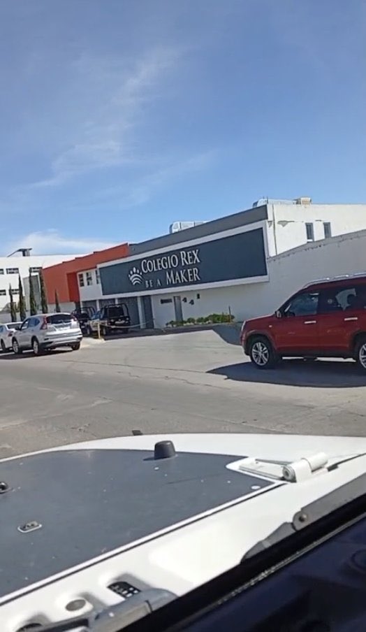 ClaudioMercadoR's tweet image. Amenaza de la colocación de un artefacto explosivo al interior del Colegio Rex en #Durango capital, provocó la movilización de corporaciones de seguridad. Al final, se trato de una falsa alarma.
De @Luis_TV10