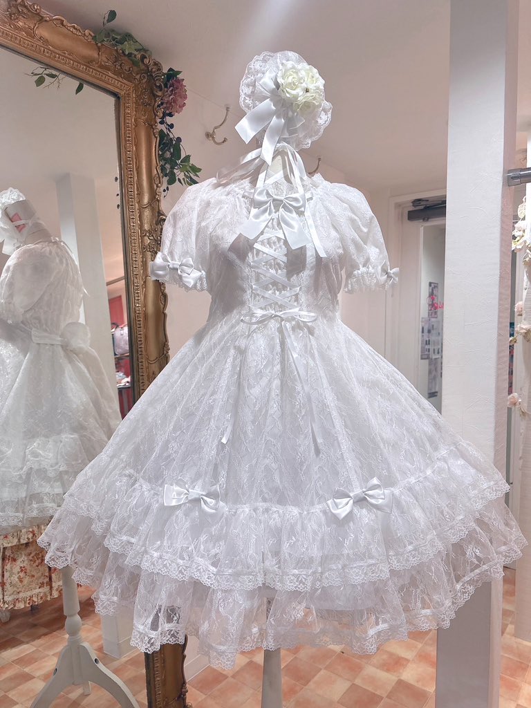 MetamorphoseEng's tweet image. ✨💎Pre-Order Now💎✨
Eternal Bride
metamorphose.gr.jp/en/series/1969

- Short Sleeve OP
- Dress
- Princess Sleeve Lace Blouse
- Headdress

colors: Pink, Bordeaux, Off White, Black
#lace #lacedress #bridedress
#metamorphose #Lolitafashion