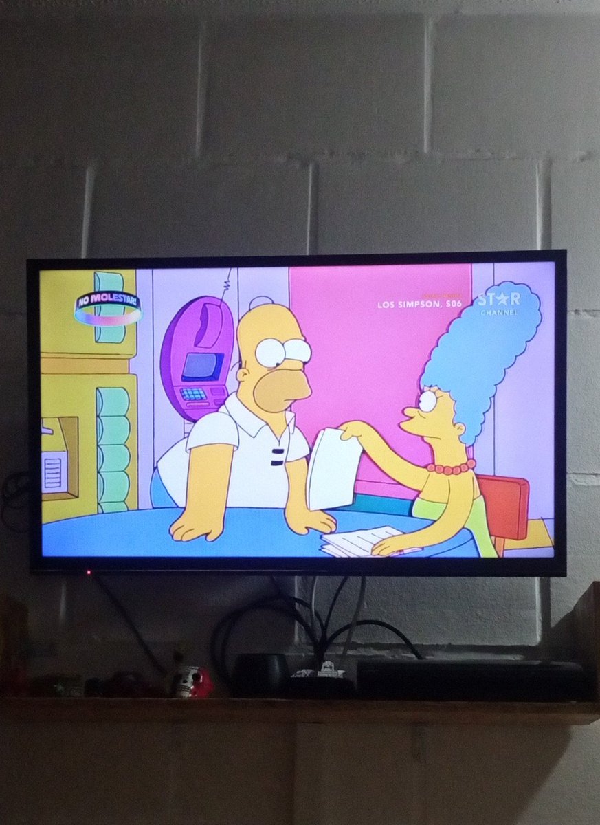 luis97esp's tweet image. #TV: Algo extraño pasa con la emisión de #LosSimpson en Star Channel, (el viejo Fox)

Estos dos episodios, con esta, ya son tres veces que los emiten durante esta semana, incluso no han pasado de la Temporada 6 durante este mes 🤔🤔🤔🤔😐