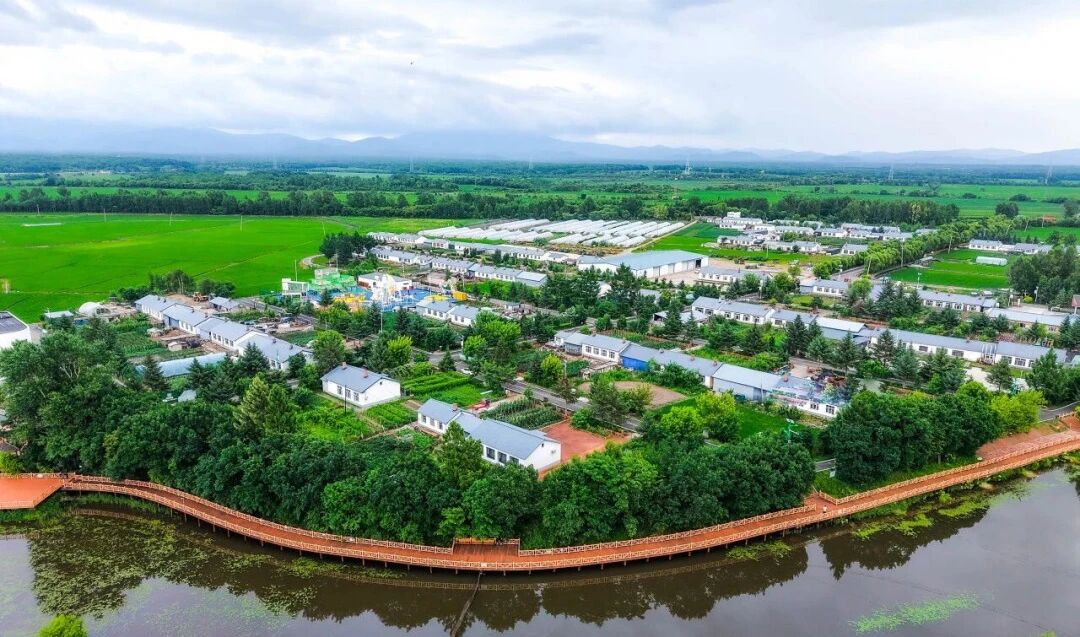 visitheilongji1's tweet image. Spring days, mountain views, and a heart finally at ease 💛 Everything feels softer, lighter… like time slowed just for you.✨ Take a deep breath—this is Yichun, waiting to be discovered 🌱

#SpringVibe #HeilongjiangChina #ChinaTravel #NatureAdventure