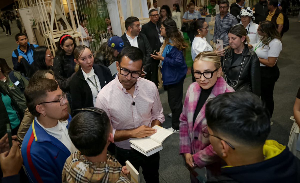 IDECUTCundi's tweet photo. 4/6 #IDECUT | También se presentó el libro Aves de Cundinamarca, desarrollado por el Instituto Departamental de Cultura y Turismo de Cundinamarca, una guía práctica para el aviturismo en el departamento. https://t.co/0HKJLENJ8u