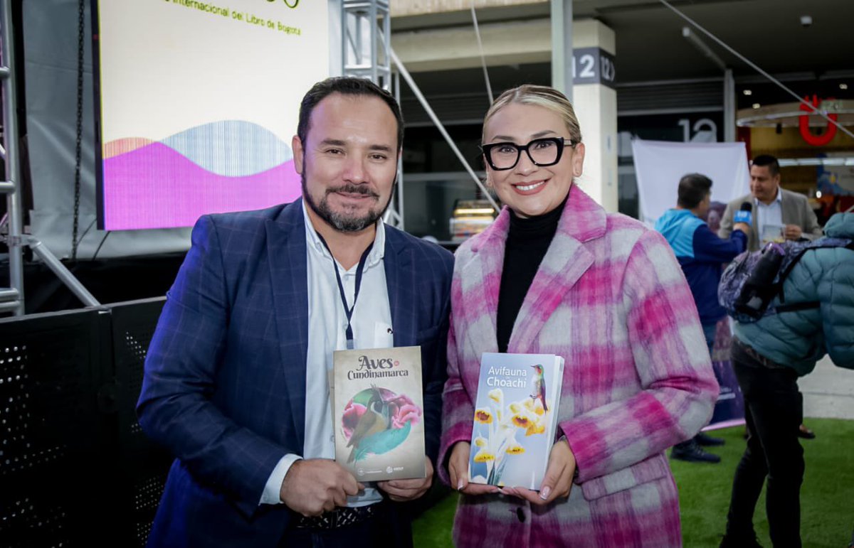 IDECUTCundi's tweet photo. 4/6 #IDECUT | También se presentó el libro Aves de Cundinamarca, desarrollado por el Instituto Departamental de Cultura y Turismo de Cundinamarca, una guía práctica para el aviturismo en el departamento. https://t.co/0HKJLENJ8u