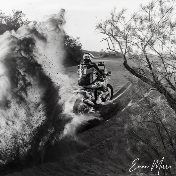 eman_murra's tweet image. 📸Idea and Caption only By Me !
Camera @CanonItaliaSpA eos r5 MarkII +RF 24-70mm f/2.8 B/W #canon
#DesertMemories #Desert #Moments #Memories #Passion #Moto #Love #Dust #Challenge 

☕️✨#GoodMorning/#GoodNight 🌍

...Ci sono Momenti...che verranno sempre con Te
-Grazie  a Tutti...