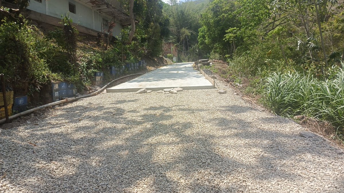 CesarElSoldado's tweet photo. ¡Arrancamos con fuerza en Zamora! 🛣️ El Poder Popular y el Gobierno de Miranda inician la 1era fase de inspección de proyectos de vialidad y asfaltado. Bajo el principio de "Mandar Obedeciendo", transformamos el territorio junto a la Comuna. ¡Seguimos venciendo! 🇻🇪 #Miranda https://t.co/mj0y2WdZuG