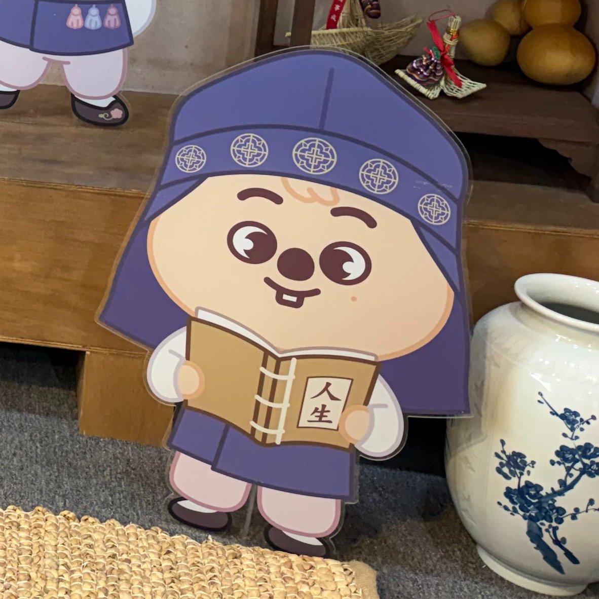 leebit seems to be on night watch while hanquokka is a cute young scholar reading up on 'life' ~