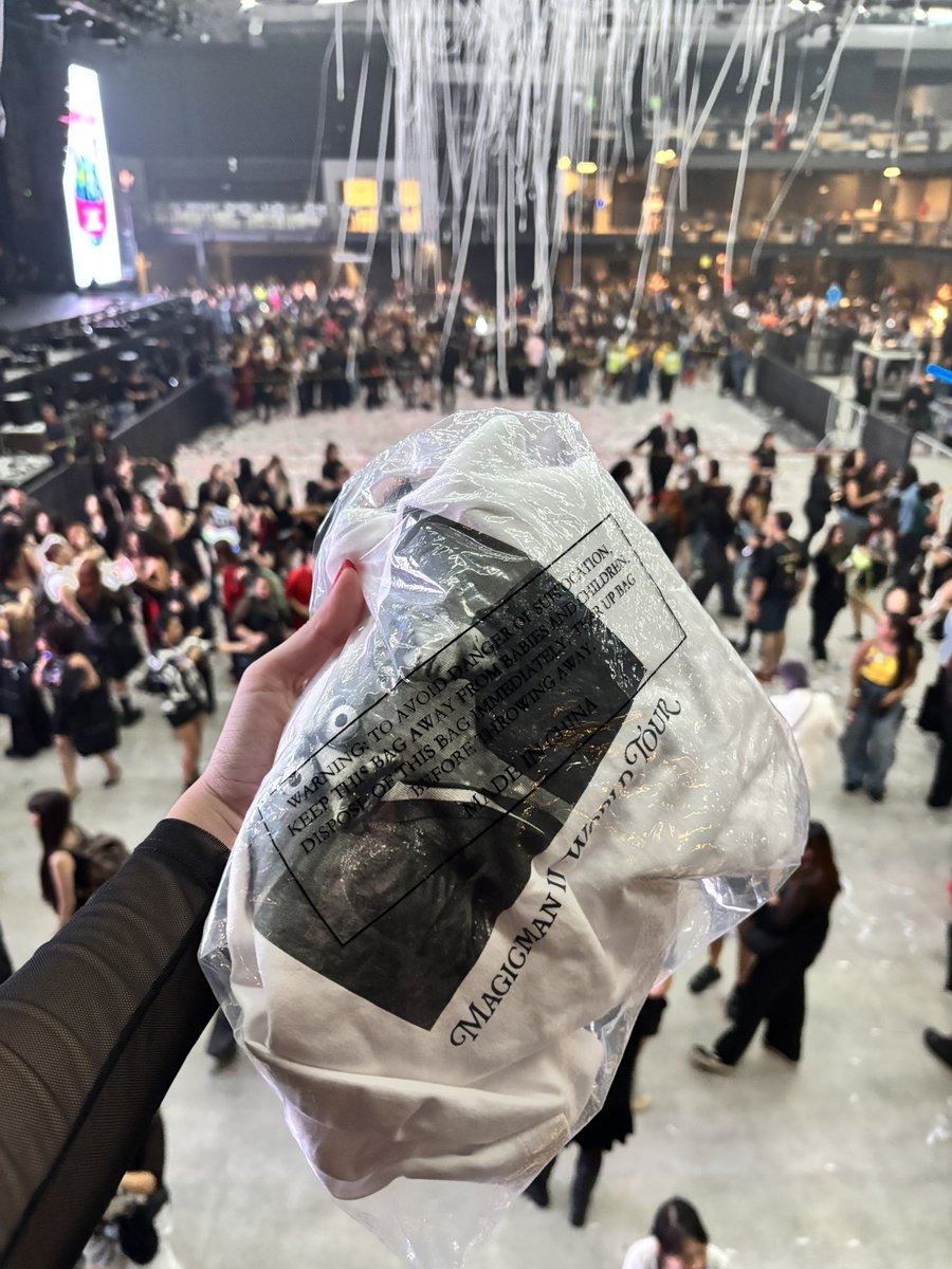 peguei a camiseta que o dançarino do jackson wang jogou, o dançarino já pegou na mão do jackson, que pegou na mão do namjoon, que já pegou na mão do bts, logo, já peguei na mão do bts inteiro