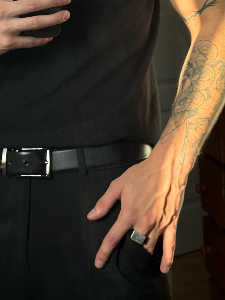spiderwebfluid's tweet photo. Ever just looked at someone’s fingers and said “fuck yes” https://t.co/j5Xu9kXoSK