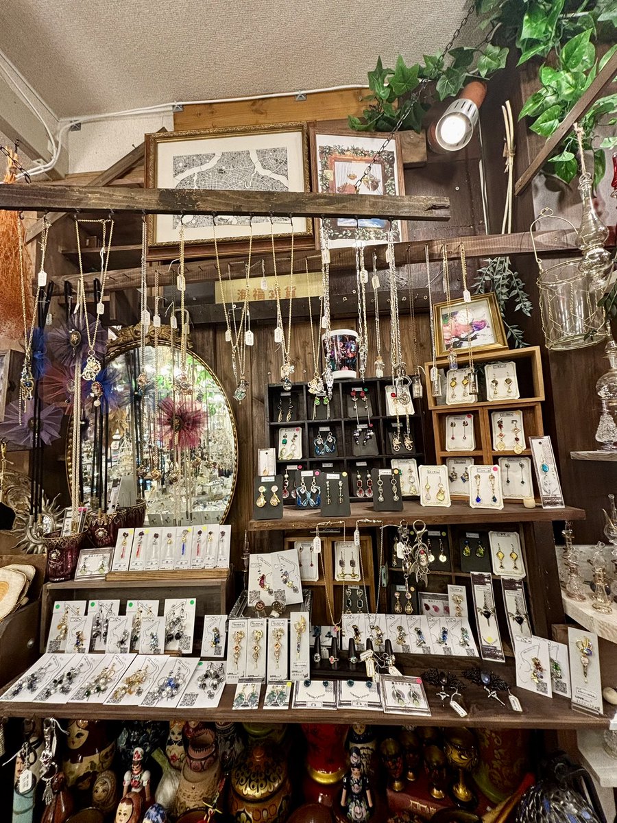 LOVEDOTone's tweet photo. 今月2度目の海福雑貨さんへの納品です✨

品薄になってたコーナーが少し華やかになりました！！

よろしくお願いいたします🙇‍♀️

#海福雑貨 
#アクセサリー 
#タイトルのあるアクセサリー 
#キラキラ 
#ラブドット https://t.co/zyO5w2bgvM