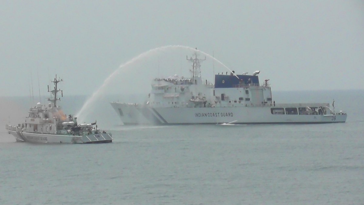 Def_PRO_Chennai's tweet image. Bolstering maritime safety through synergy

#IndianCoastGuard concluded #ReSAREX2026 off Kakinada on 23 April’26. The exercise served as rigorous litmus test for collective operational readiness, engaging multiple stakeholders in high-stakes mass SAR simulation.

#WeProtect

​1/2
