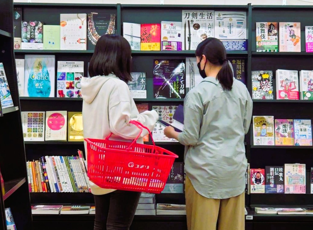 新入生限定のブックハンティングに行ってきました！
選んだ本は6月に展示予定です。
おたのしみに🤗

当日の様子はこちら⬇️
x.gd/53LiP
