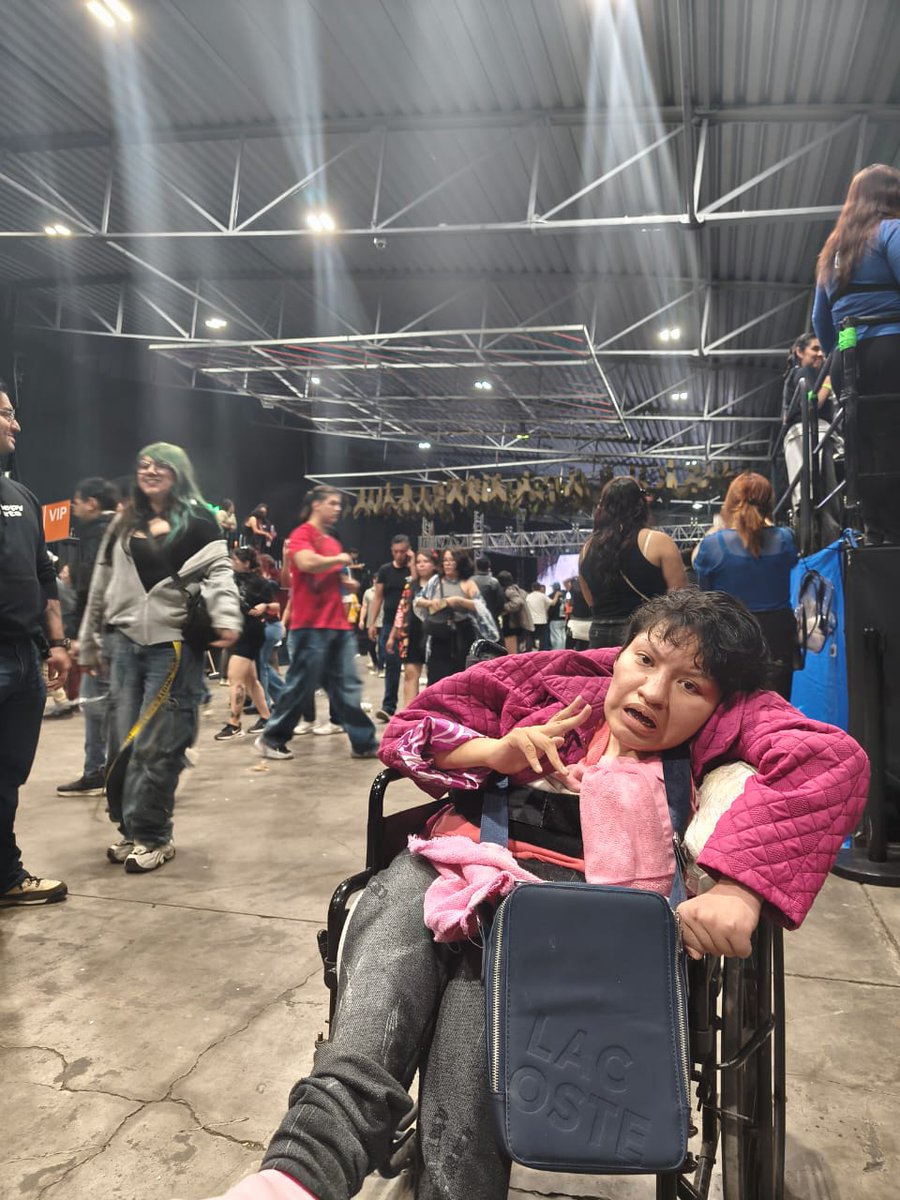 superosas's tweet image. Después de días de descanso. Gracias a @Akane_K0, @LoveJapanMx, @Gabrielle666x y a todos detrás, pudimos asistir al concierto de #CreepyNuts. El cual fue realizado en el Pabellón Oèste. Terminé más fan de ellos que mi cola. Toda muerta, pero feliz. uwu/