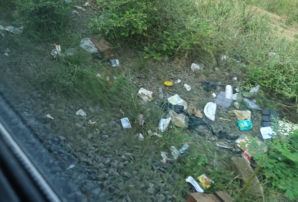 pinkidalal's tweet photo. It’s shocking to see garbage piled along both sides of the railway tracks. This waste clearly isn’t from local residents, it appears to be coming from train staff, and the nature of the litter makes that evident. @eCateringIRCTC, @narendramodi @RailMinIndia @AshwiniVaishnaw https://t.co/4Bk6SwuJrs