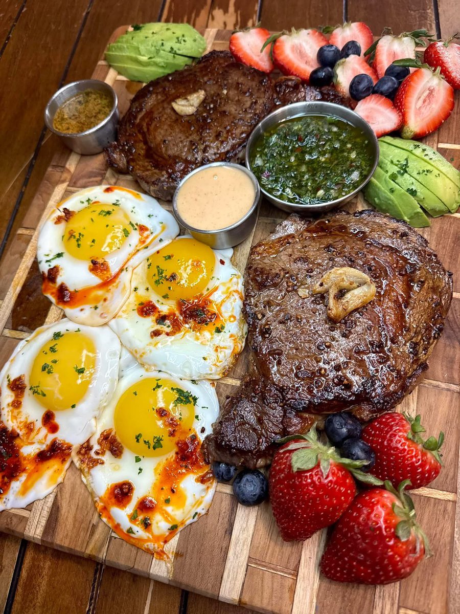 MrWuggums's tweet image. Good morning, evening &amp;amp; all inbetweens, happy #Friyay!

for our final weekend in #Xanawu we've delicious steak n eggs w/chimichurri, fried pork chops &amp;amp; chocolate French toast to go with our fab beverage selection!

See mew at the #ChillTent!💖
#XCats #XPups #Anipals #KittyTwitter