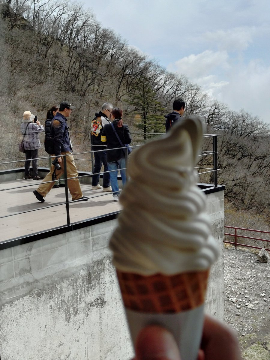絶景を前にソフトクリーム。これが、あのフェラーリとまで言わしめたソフトクリームマシーンの！うん、きめ細やかくて滑らかな感じで、ミルクの味も味もおいしい！#ほぼの駅 #ほぼ日 #赤城山